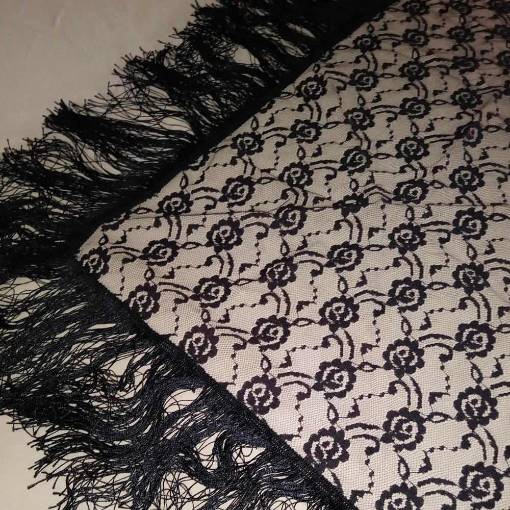 VINTAGE BLACK LACE SCARF
